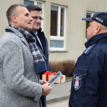 Wicewojawoda wraz z burmistrzem MiG Sułkowice przekazują klucze kierownikowi