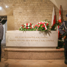 15. Warta honorwa Policjant+-w przy grobie Pary Prezydenckiej pochowanej na Wawelu.